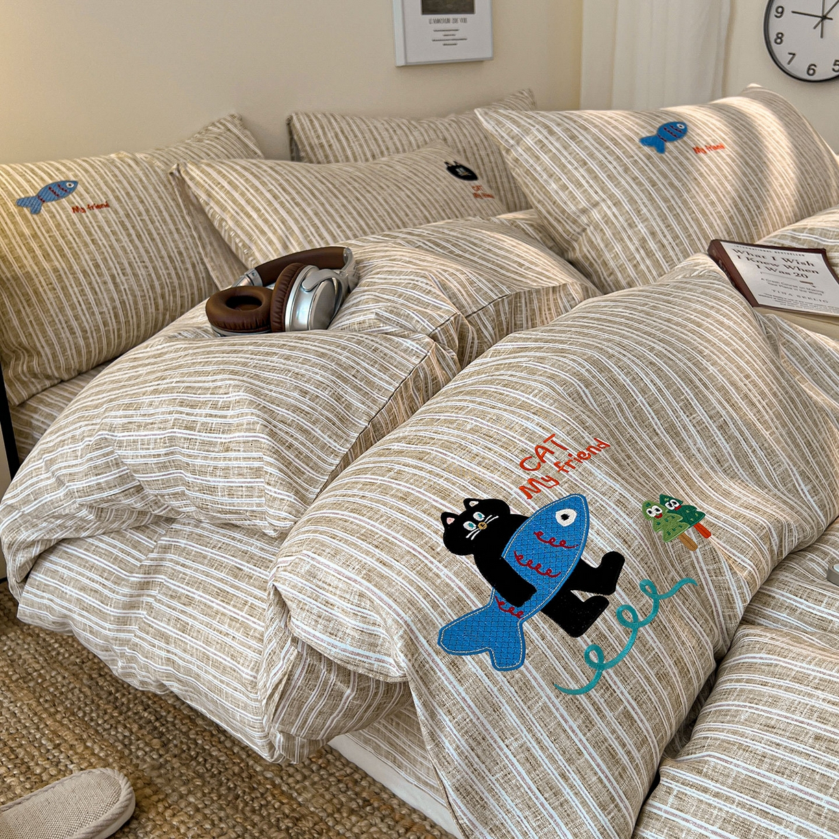 91家纺网 家纺一手货源 找家纺 奥汀洛家纺 2025新款ins小清新生态棉麻刺绣四件套 小黑猫系列 小黑猫-米