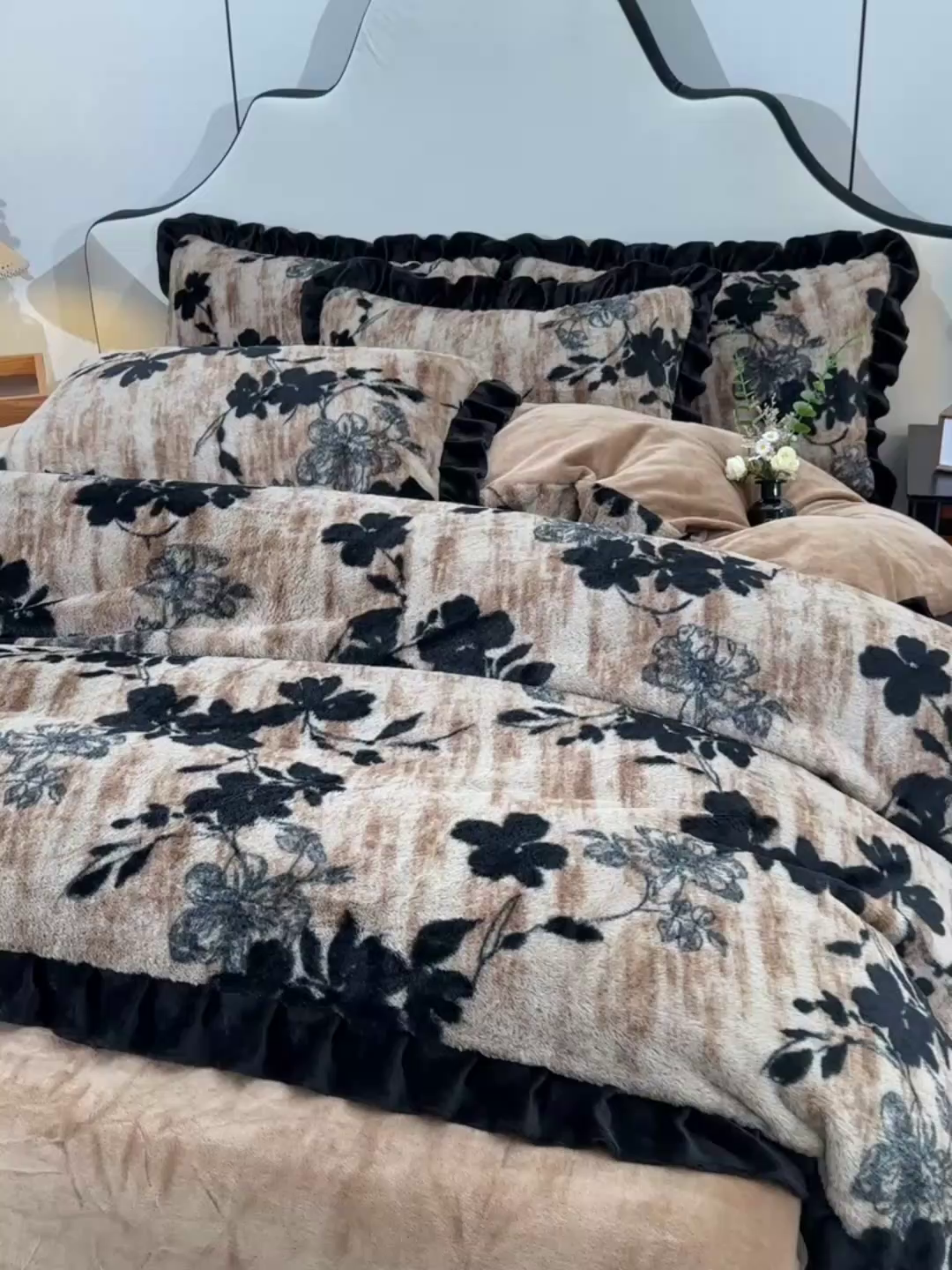 91家纺网 家纺一手货源 找家纺 梦之星  2025新款9斤重加厚皮草绒兔毛绒轻奢赫本风牛奶绒花边四件套 花边轻奢-花影
