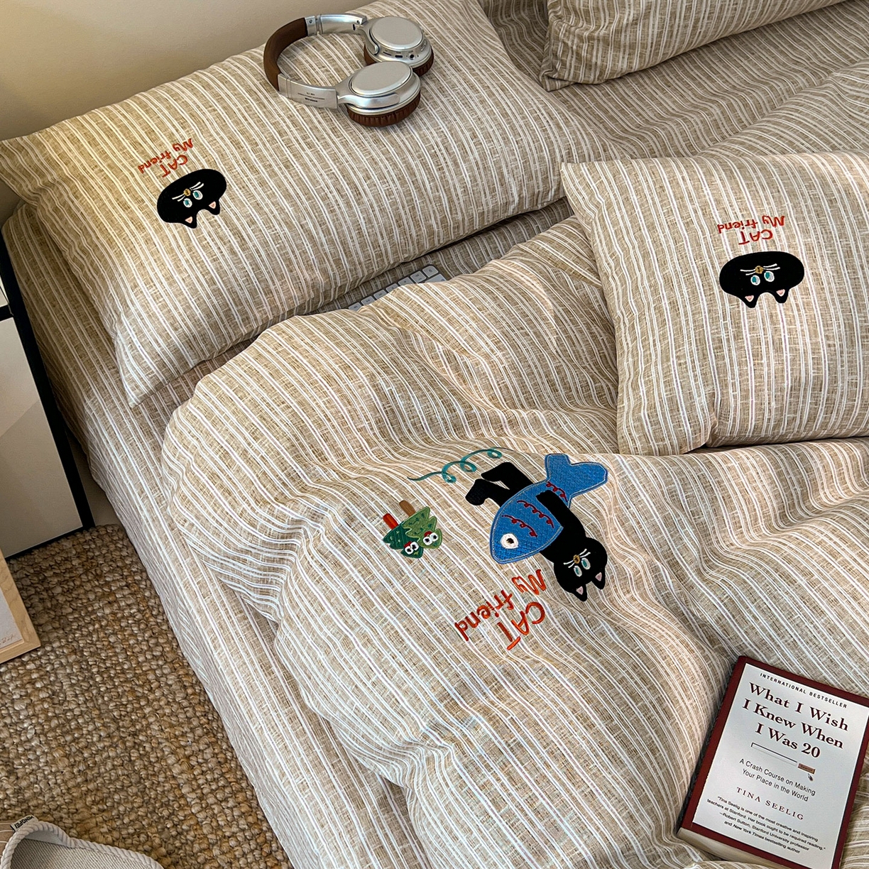 91家纺网 家纺一手货源 找家纺 奥汀洛家纺 2025新款ins小清新生态棉麻刺绣四件套 小黑猫系列 小黑猫-米