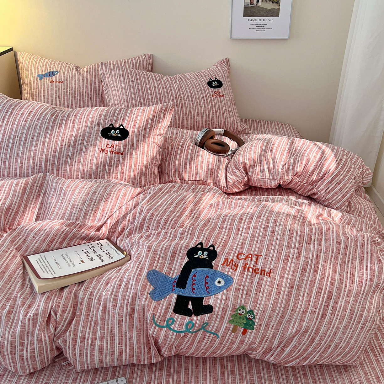 91家纺网 家纺一手货源 找家纺 奥汀洛家纺 2025新款ins小清新生态棉麻刺绣四件套 小黑猫系列 小黑猫-红