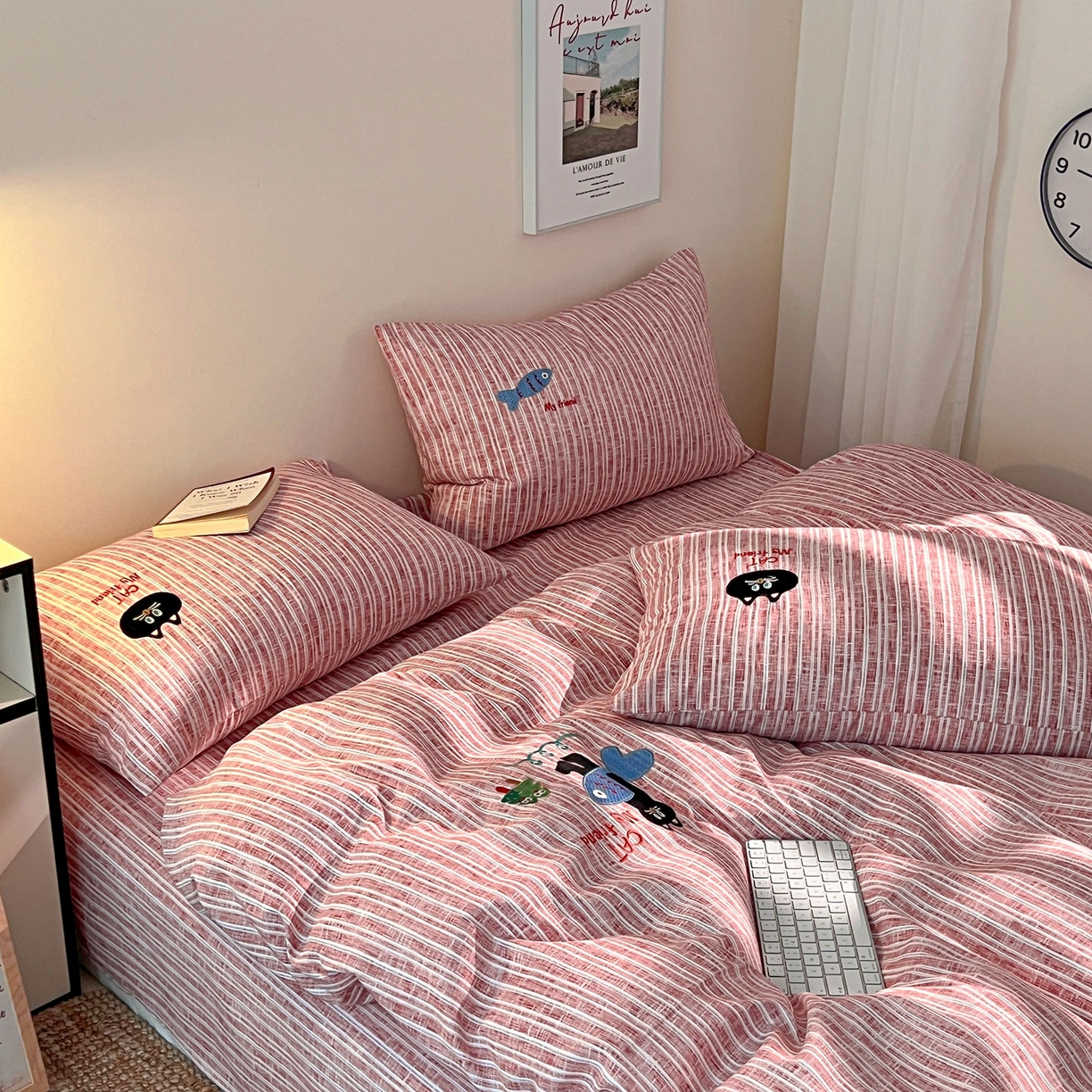 91家纺网 家纺一手货源 找家纺 奥汀洛家纺 2025新款ins小清新生态棉麻刺绣四件套 小黑猫系列 小黑猫-红