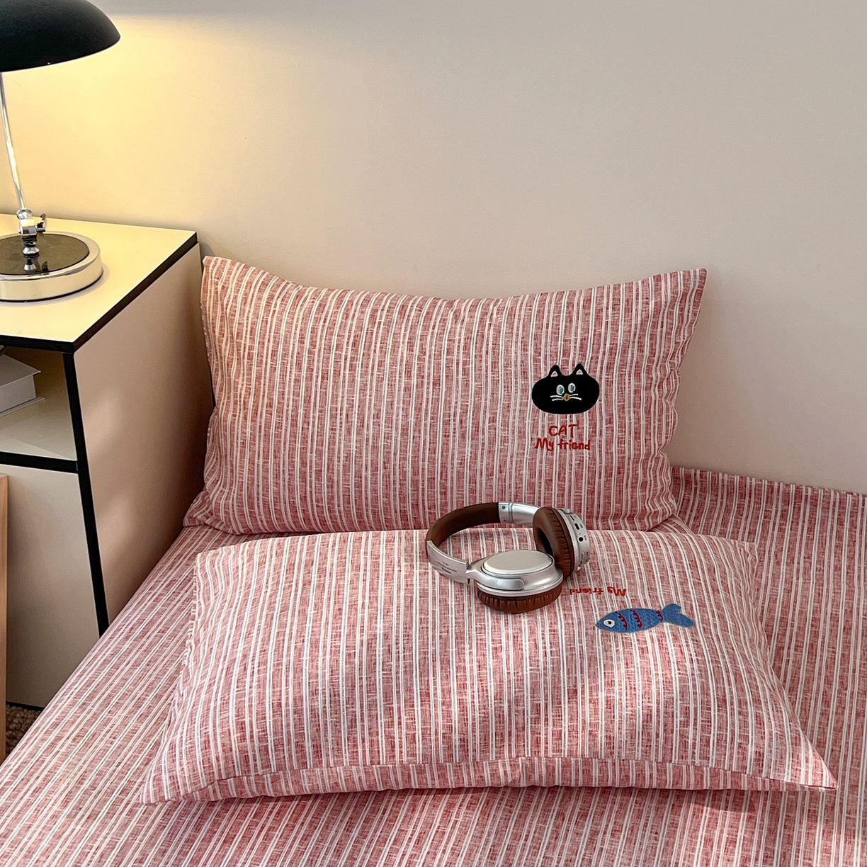 91家纺网 家纺一手货源 找家纺 奥汀洛家纺 2025新款ins小清新生态棉麻刺绣四件套 小黑猫系列 小黑猫-红