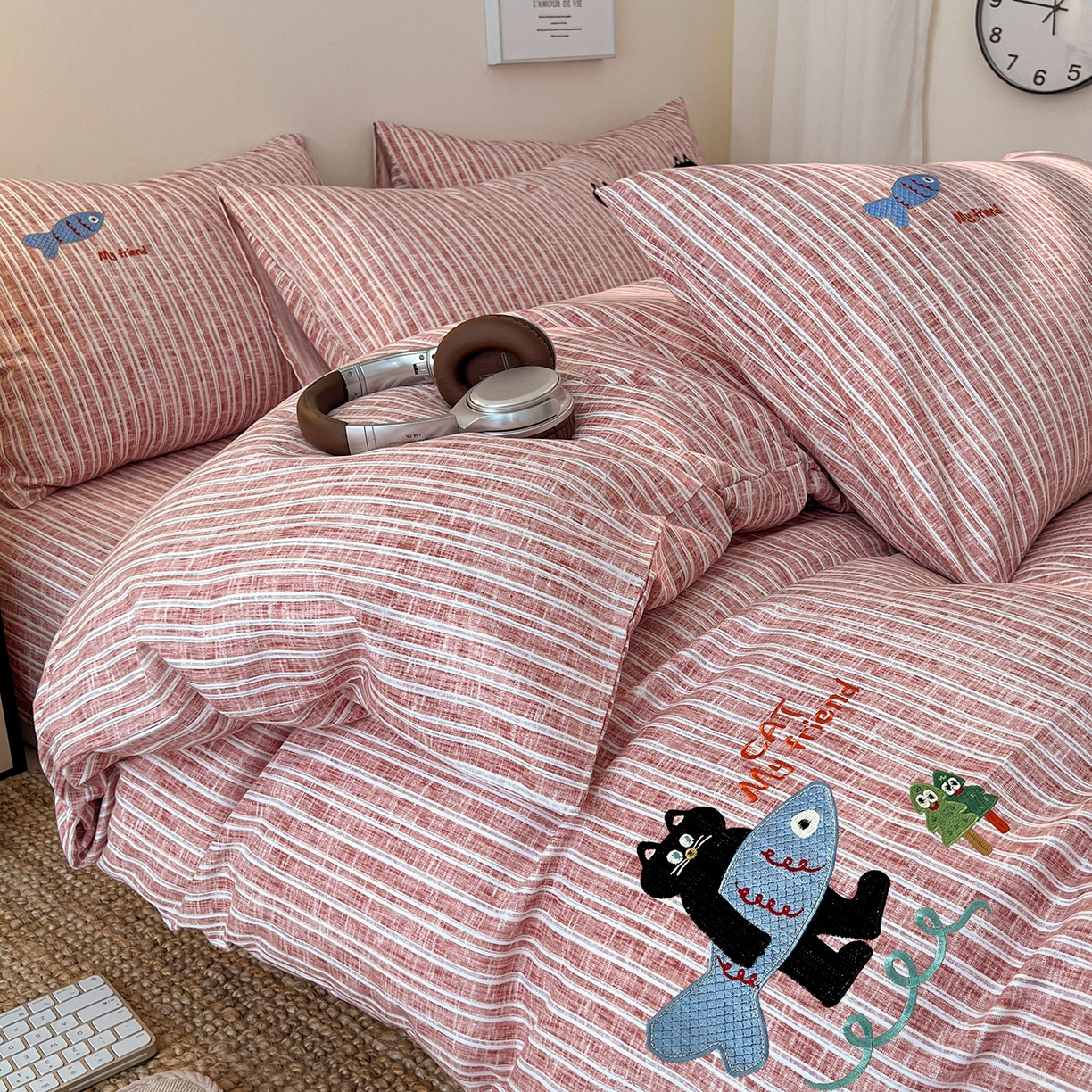 91家纺网 家纺一手货源 找家纺 奥汀洛家纺 2025新款ins小清新生态棉麻刺绣四件套 小黑猫系列 小黑猫-红