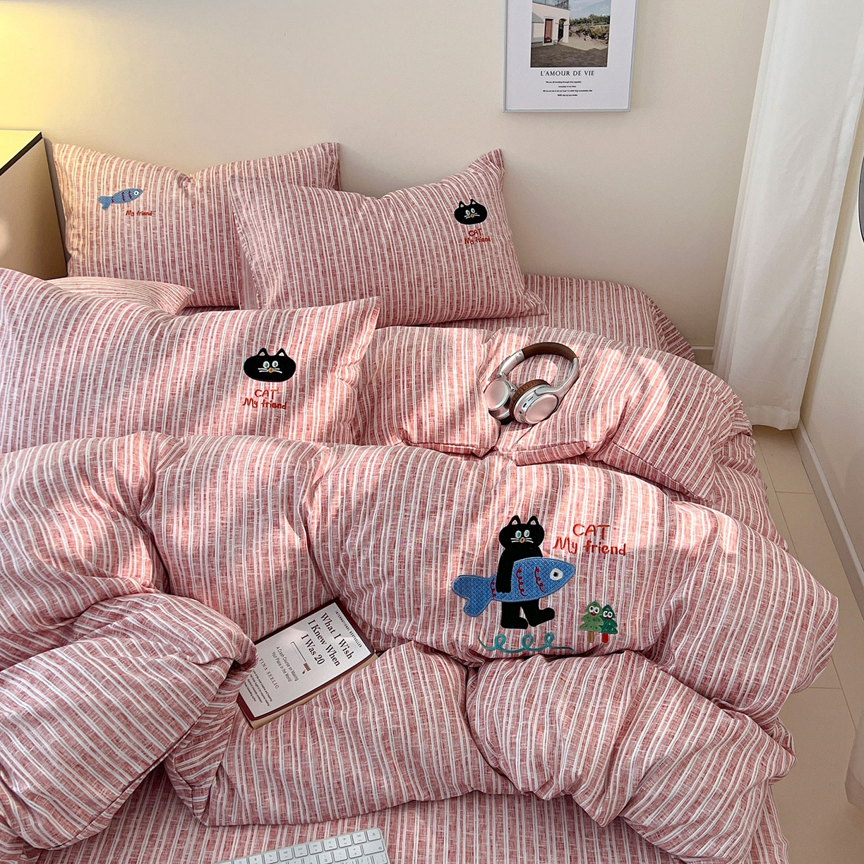 91家纺网 家纺一手货源 找家纺 奥汀洛家纺 2025新款ins小清新生态棉麻刺绣四件套 小黑猫系列 小黑猫-红