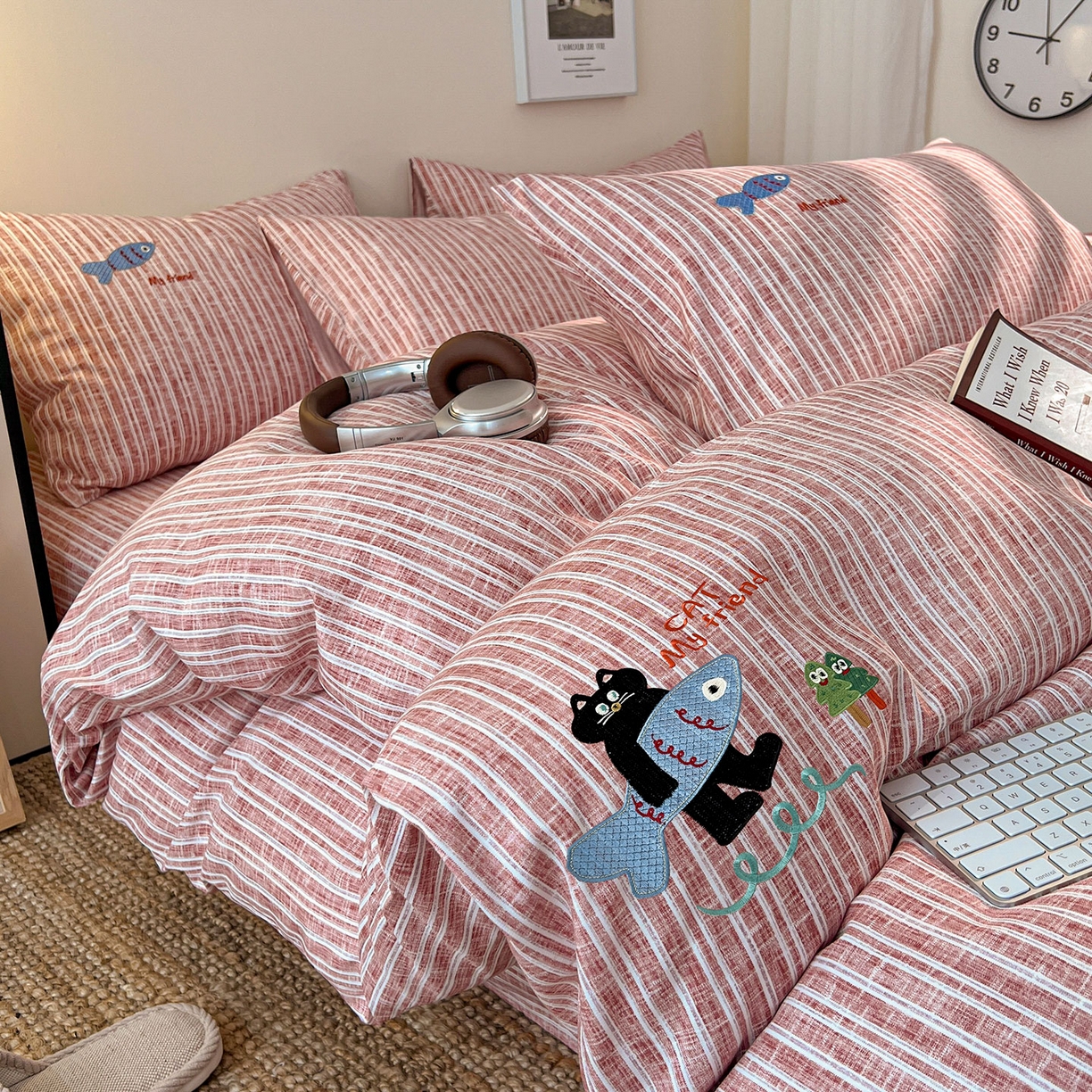 91家纺网 家纺一手货源 找家纺 奥汀洛家纺 2025新款ins小清新生态棉麻刺绣四件套 小黑猫系列 小黑猫-红