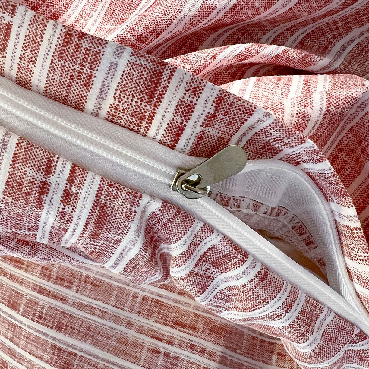 91家纺网 家纺一手货源 找家纺 奥汀洛家纺 2025新款ins小清新生态棉麻刺绣四件套 小黑猫系列 小黑猫-红