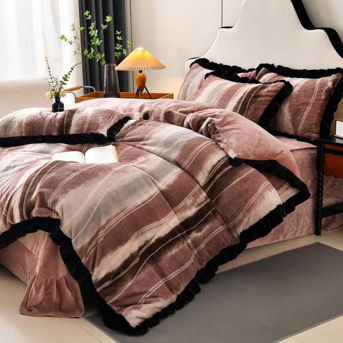 91家纺网 家纺一手货源 找家纺 梦之星  2025新款9斤重加厚皮草绒兔毛绒轻奢赫本风牛奶绒花边四件套 花边轻奢-条纹