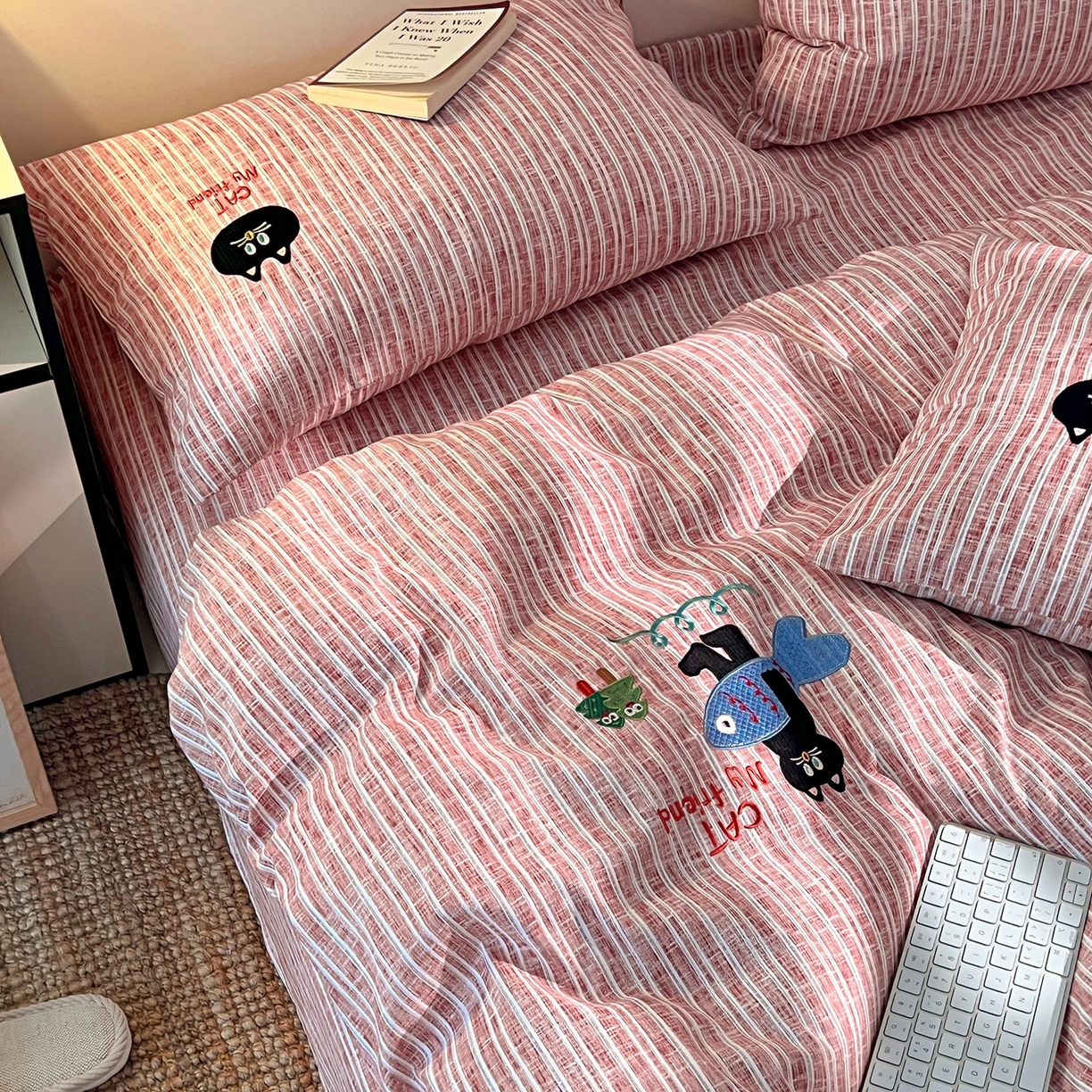 91家纺网 家纺一手货源 找家纺 奥汀洛家纺 2025新款ins小清新生态棉麻刺绣四件套 小黑猫系列 小黑猫-红