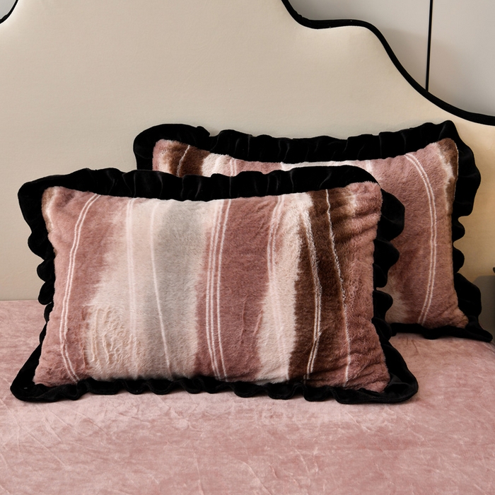 91家纺网 家纺一手货源 找家纺 梦之星  2025新款9斤重加厚皮草绒兔毛绒轻奢赫本风牛奶绒花边四件套 花边轻奢-条纹