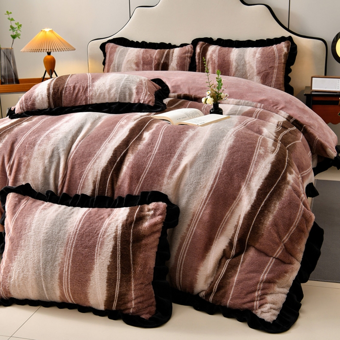 91家纺网 家纺一手货源 找家纺 梦之星  2025新款9斤重加厚皮草绒兔毛绒轻奢赫本风牛奶绒花边四件套 花边轻奢-条纹