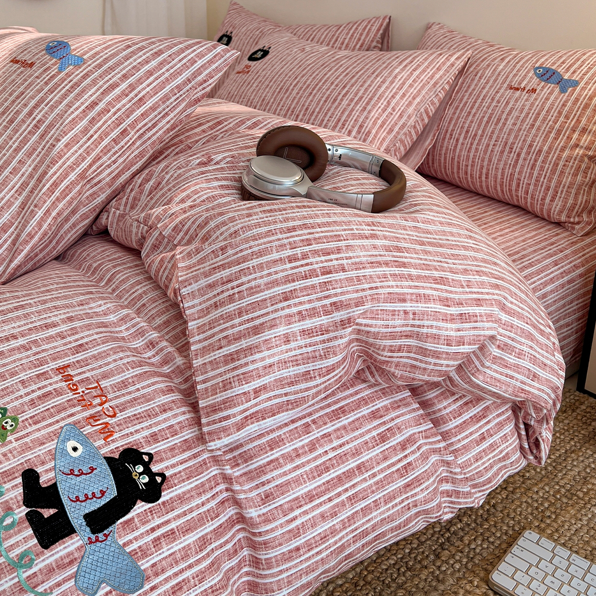 91家纺网 家纺一手货源 找家纺 奥汀洛家纺 2025新款ins小清新生态棉麻刺绣四件套 小黑猫系列 小黑猫-红