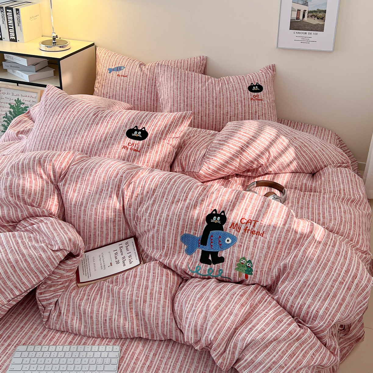 91家纺网 家纺一手货源 找家纺 奥汀洛家纺 2025新款ins小清新生态棉麻刺绣四件套 小黑猫系列 小黑猫-红