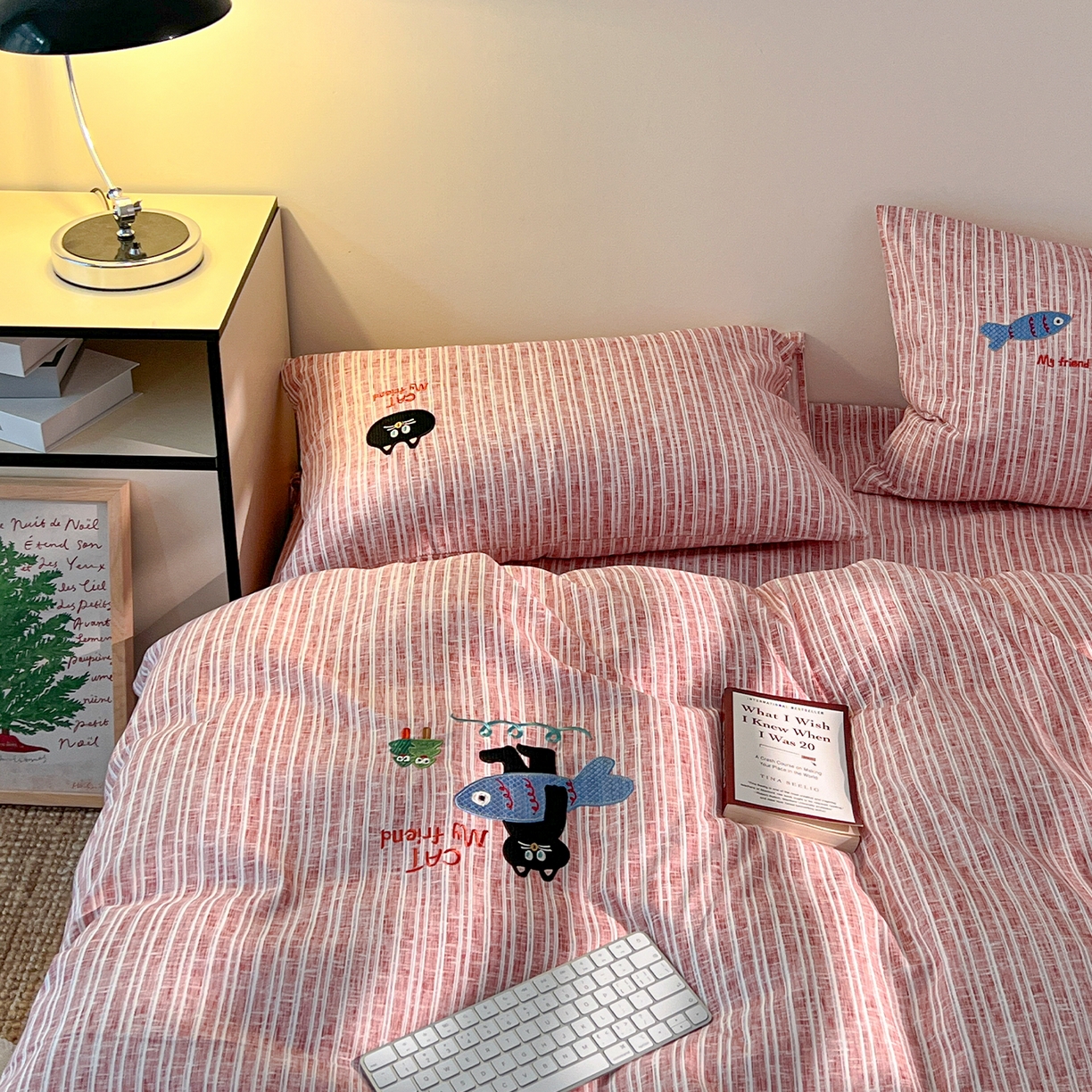 91家纺网 家纺一手货源 找家纺 奥汀洛家纺 2025新款ins小清新生态棉麻刺绣四件套 小黑猫系列 小黑猫-红