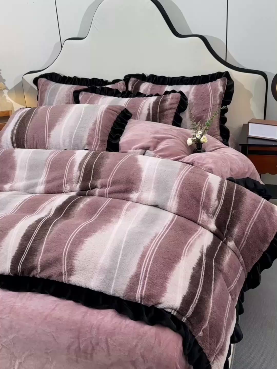 91家纺网 家纺一手货源 找家纺 梦之星  2025新款9斤重加厚皮草绒兔毛绒轻奢赫本风牛奶绒花边四件套 花边轻奢-条纹