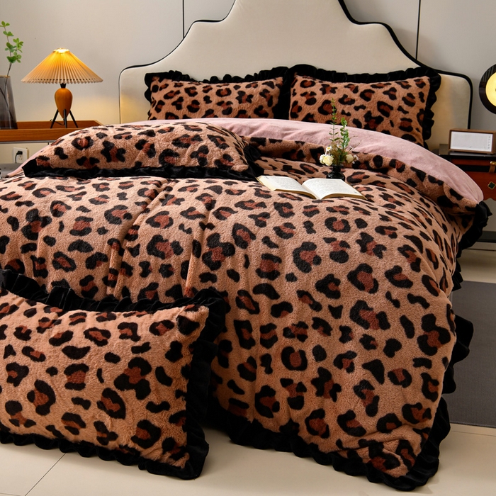 91家纺网 家纺一手货源 找家纺 梦之星  2025新款9斤重加厚皮草绒兔毛绒轻奢赫本风牛奶绒花边四件套 花边轻奢-小豹纹