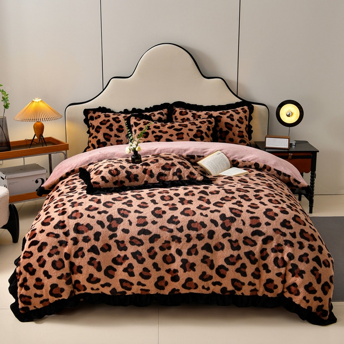 91家纺网 家纺一手货源 找家纺 梦之星  2025新款9斤重加厚皮草绒兔毛绒轻奢赫本风牛奶绒花边四件套 花边轻奢-小豹纹