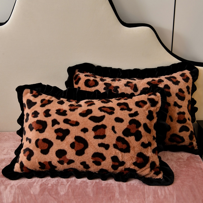 91家纺网 家纺一手货源 找家纺 梦之星  2025新款9斤重加厚皮草绒兔毛绒轻奢赫本风牛奶绒花边四件套 花边轻奢-小豹纹