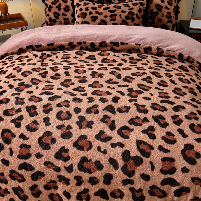 91家纺网 家纺一手货源 找家纺 梦之星  2025新款9斤重加厚皮草绒兔毛绒轻奢赫本风牛奶绒花边四件套 花边轻奢-小豹纹