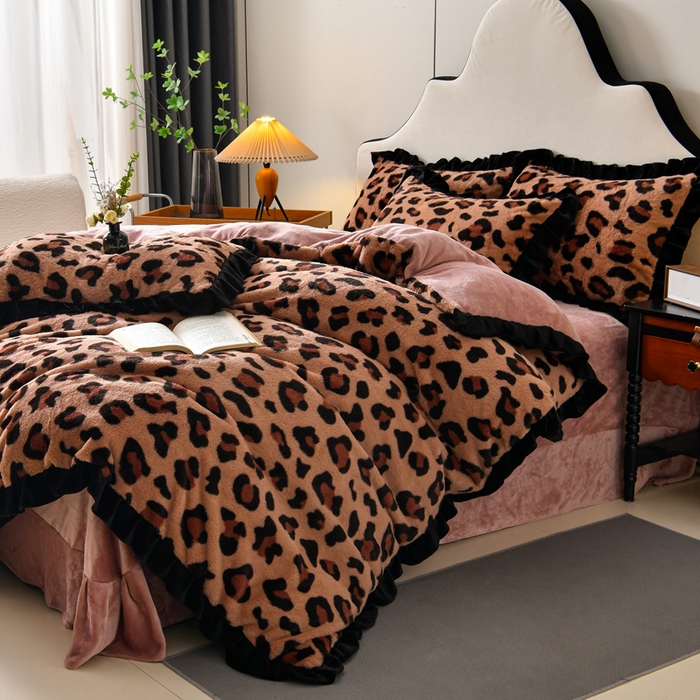 91家纺网 家纺一手货源 找家纺 梦之星  2025新款9斤重加厚皮草绒兔毛绒轻奢赫本风牛奶绒花边四件套 花边轻奢-小豹纹