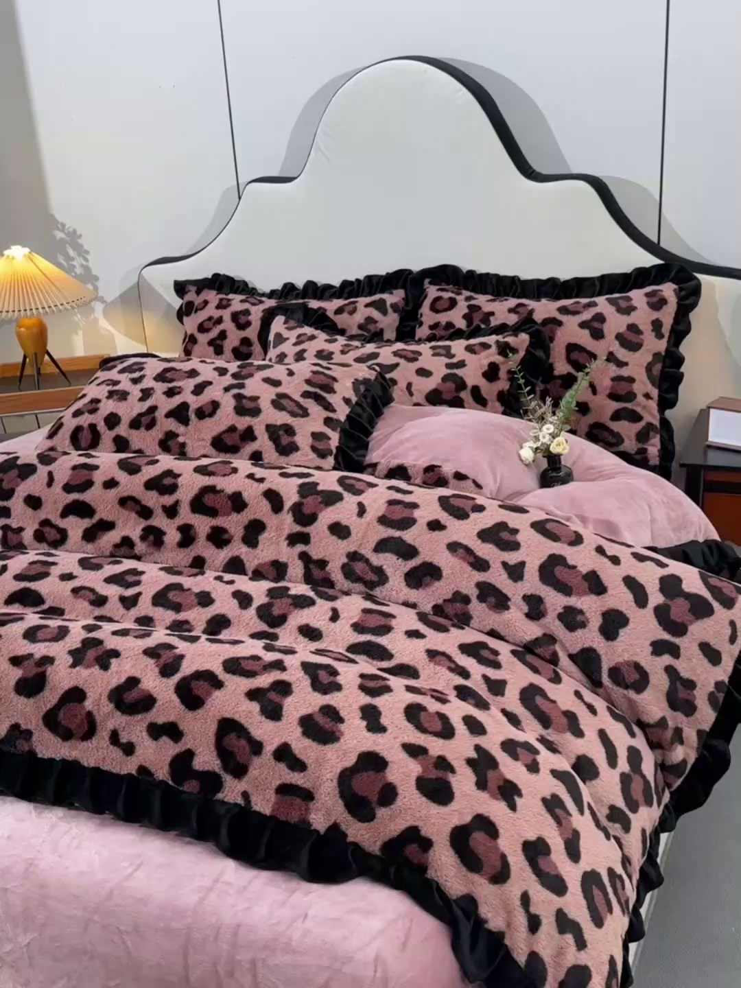 91家纺网 家纺一手货源 找家纺 梦之星  2025新款9斤重加厚皮草绒兔毛绒轻奢赫本风牛奶绒花边四件套 花边轻奢-小豹纹