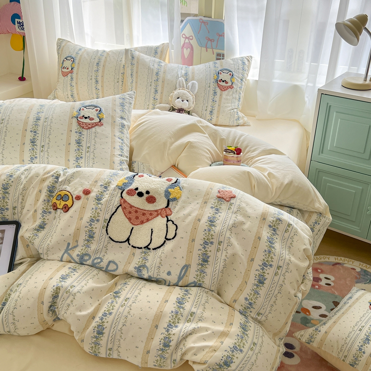 91家纺网 家纺一手货源 找家纺 奥汀洛家纺 2025新款斜纹云感棉毛巾绣四件套 呆萌高地