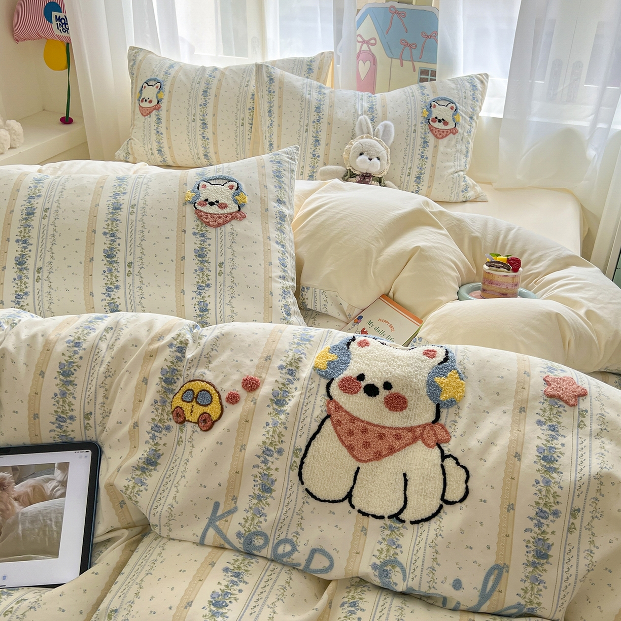 91家纺网 家纺一手货源 找家纺 奥汀洛家纺 2025新款斜纹云感棉毛巾绣四件套 呆萌高地