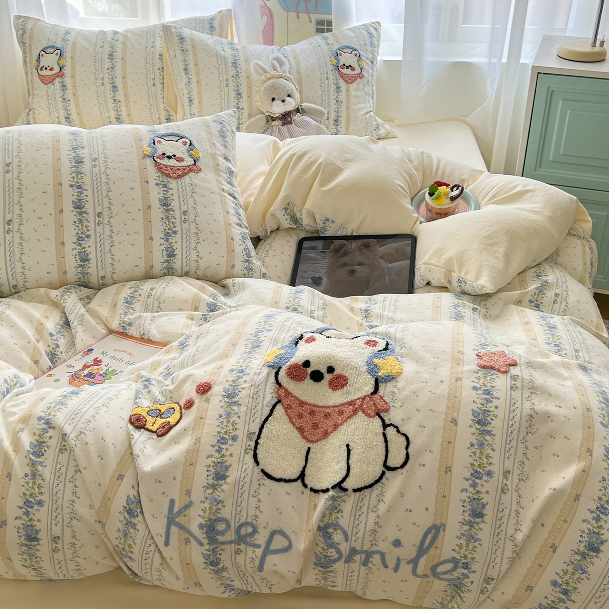 91家纺网 家纺一手货源 找家纺 奥汀洛家纺 2025新款斜纹云感棉毛巾绣四件套 呆萌高地