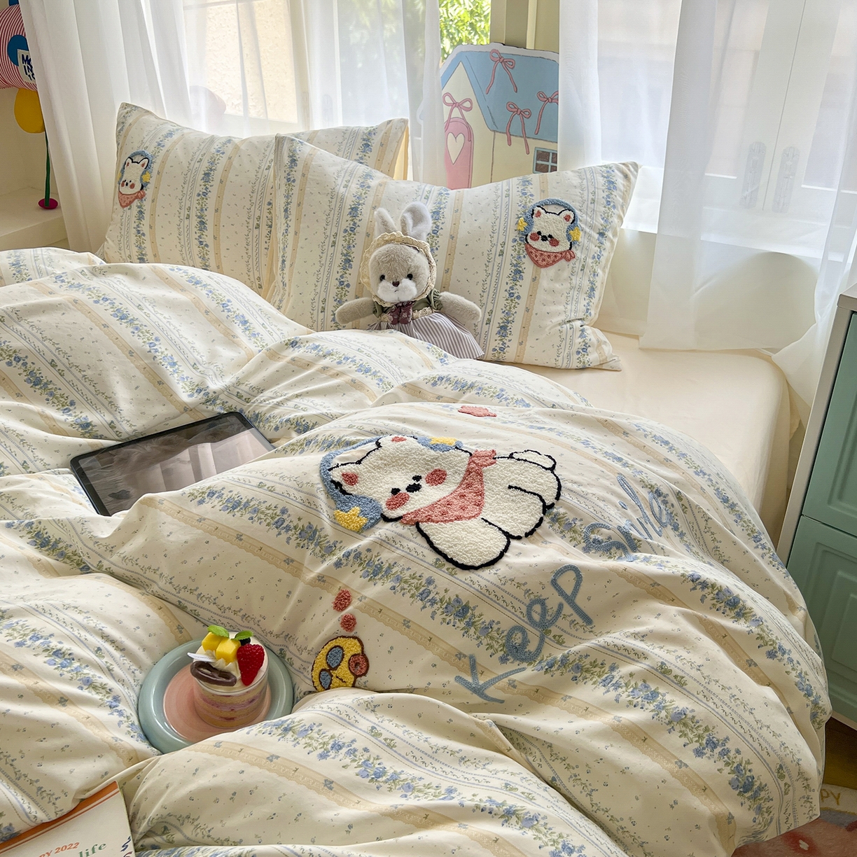 91家纺网 家纺一手货源 找家纺 奥汀洛家纺 2025新款斜纹云感棉毛巾绣四件套 呆萌高地