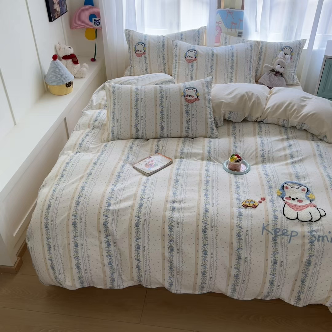 91家纺网 家纺一手货源 找家纺 奥汀洛家纺 2025新款斜纹云感棉毛巾绣四件套 呆萌高地