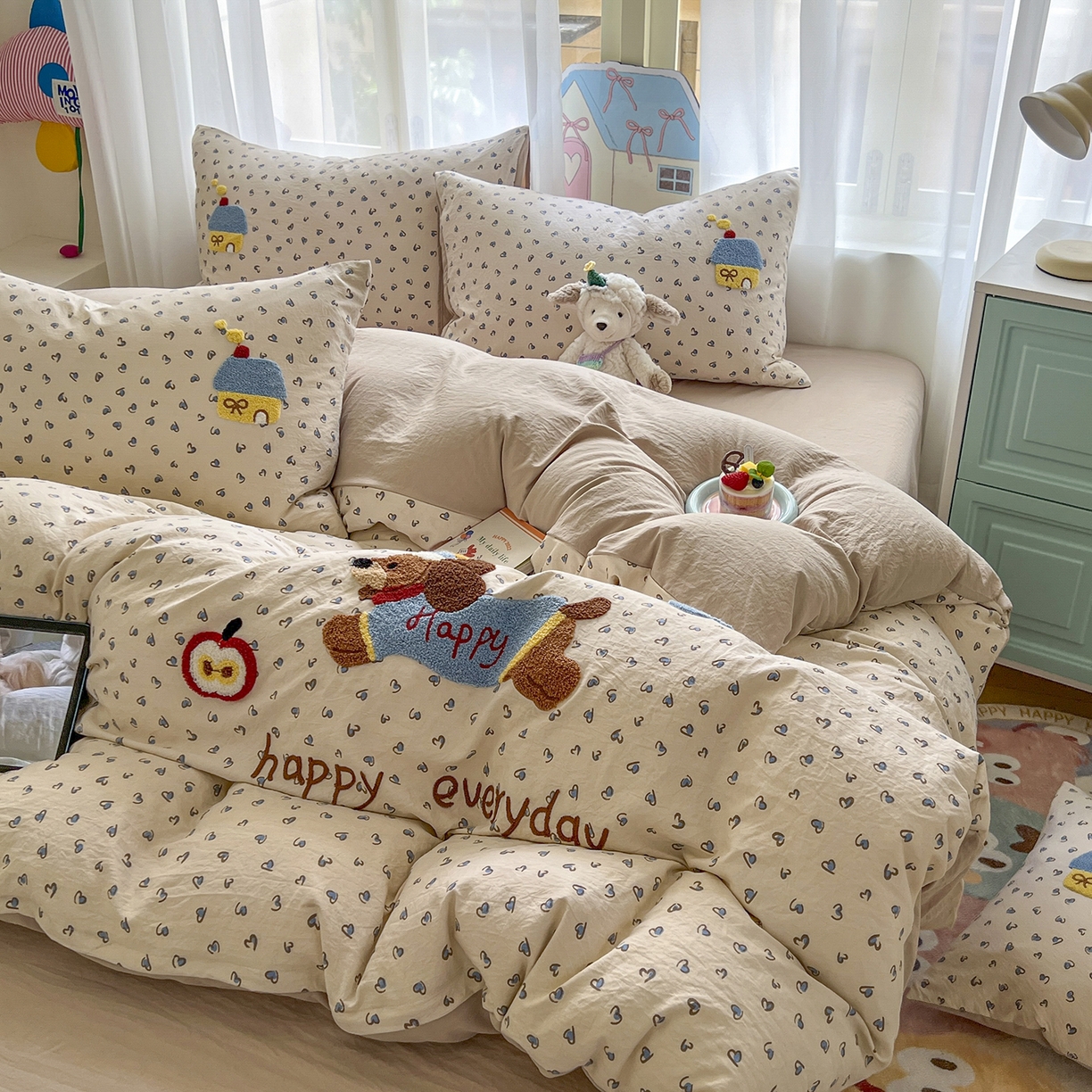 91家纺网 家纺一手货源 找家纺 奥汀洛家纺 2025新款斜纹云感棉毛巾绣四件套 欢乐腊肠狗