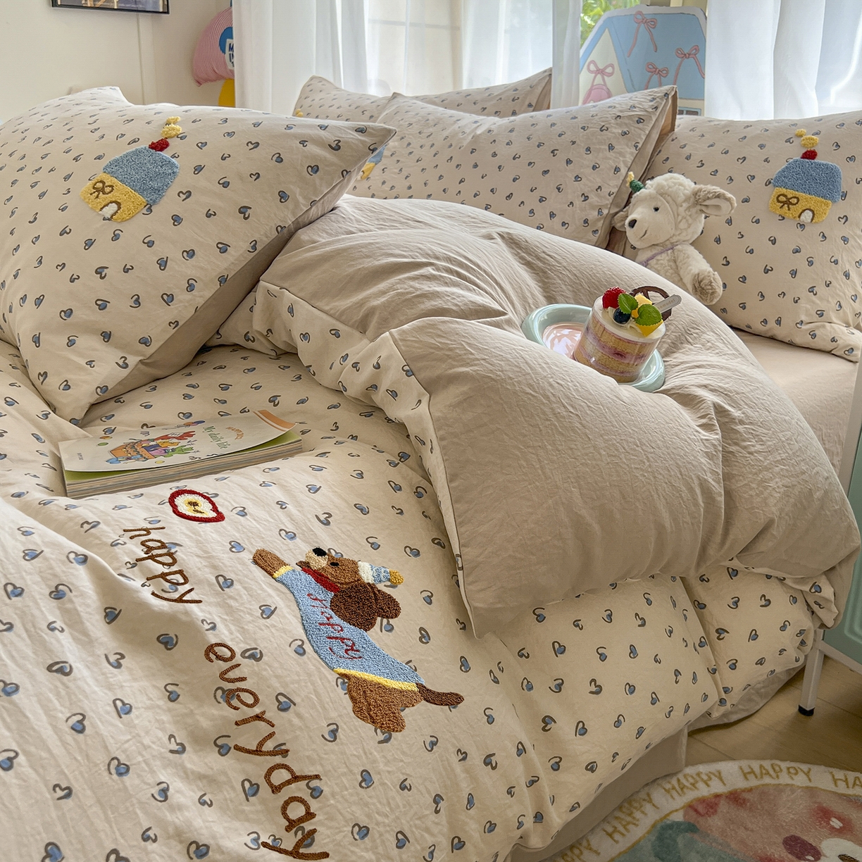 91家纺网 家纺一手货源 找家纺 奥汀洛家纺 2025新款斜纹云感棉毛巾绣四件套 欢乐腊肠狗