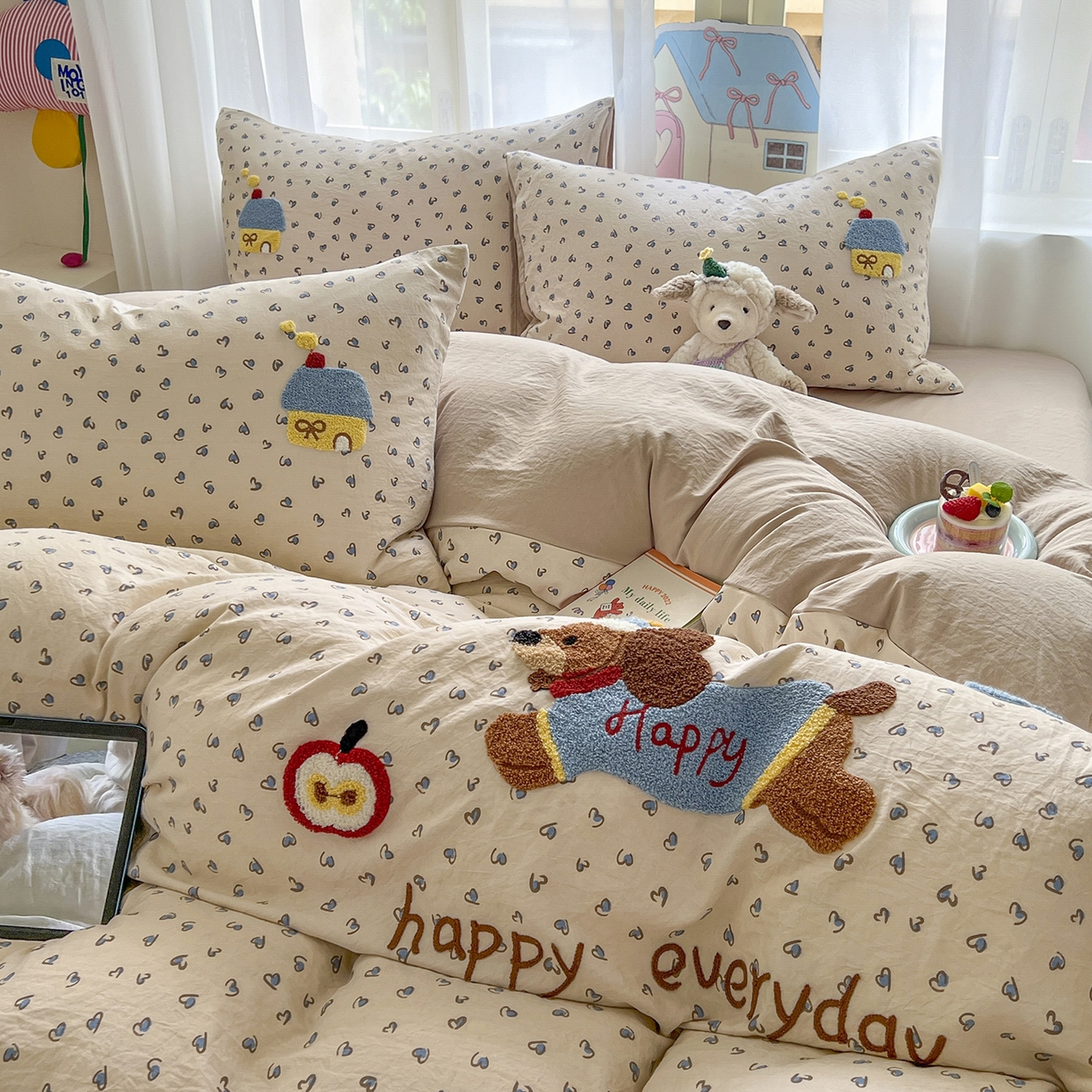 91家纺网 家纺一手货源 找家纺 奥汀洛家纺 2025新款斜纹云感棉毛巾绣四件套 欢乐腊肠狗