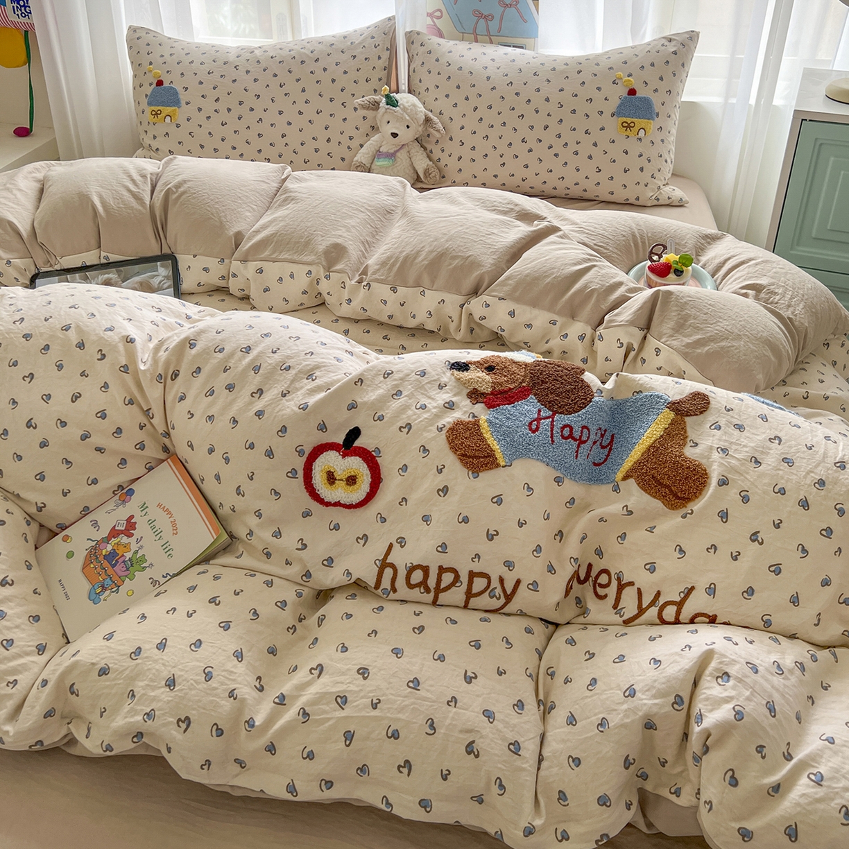 91家纺网 家纺一手货源 找家纺 奥汀洛家纺 2025新款斜纹云感棉毛巾绣四件套 欢乐腊肠狗