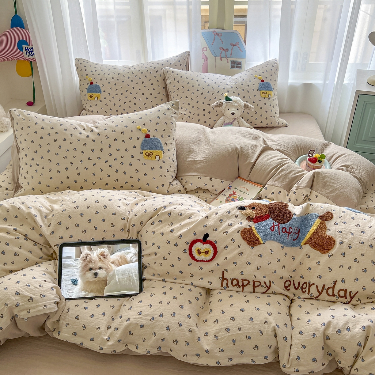 91家纺网 家纺一手货源 找家纺 奥汀洛家纺 2025新款斜纹云感棉毛巾绣四件套 欢乐腊肠狗