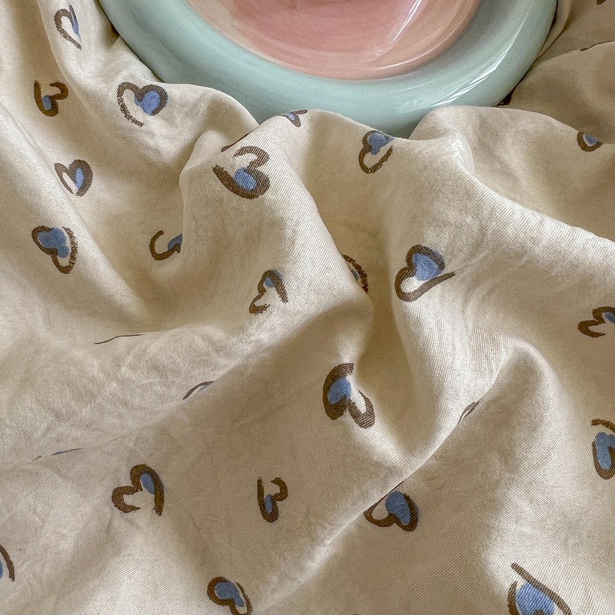 91家纺网 家纺一手货源 找家纺 奥汀洛家纺 2025新款斜纹云感棉毛巾绣四件套 欢乐腊肠狗