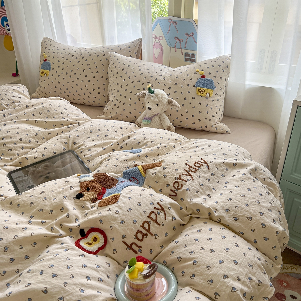 91家纺网 家纺一手货源 找家纺 奥汀洛家纺 2025新款斜纹云感棉毛巾绣四件套 欢乐腊肠狗