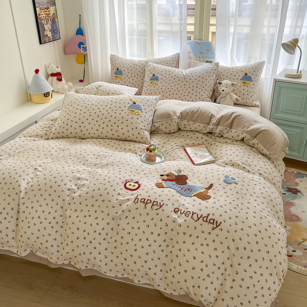 91家纺网 家纺一手货源 找家纺 奥汀洛家纺 2025新款斜纹云感棉毛巾绣四件套 欢乐腊肠狗