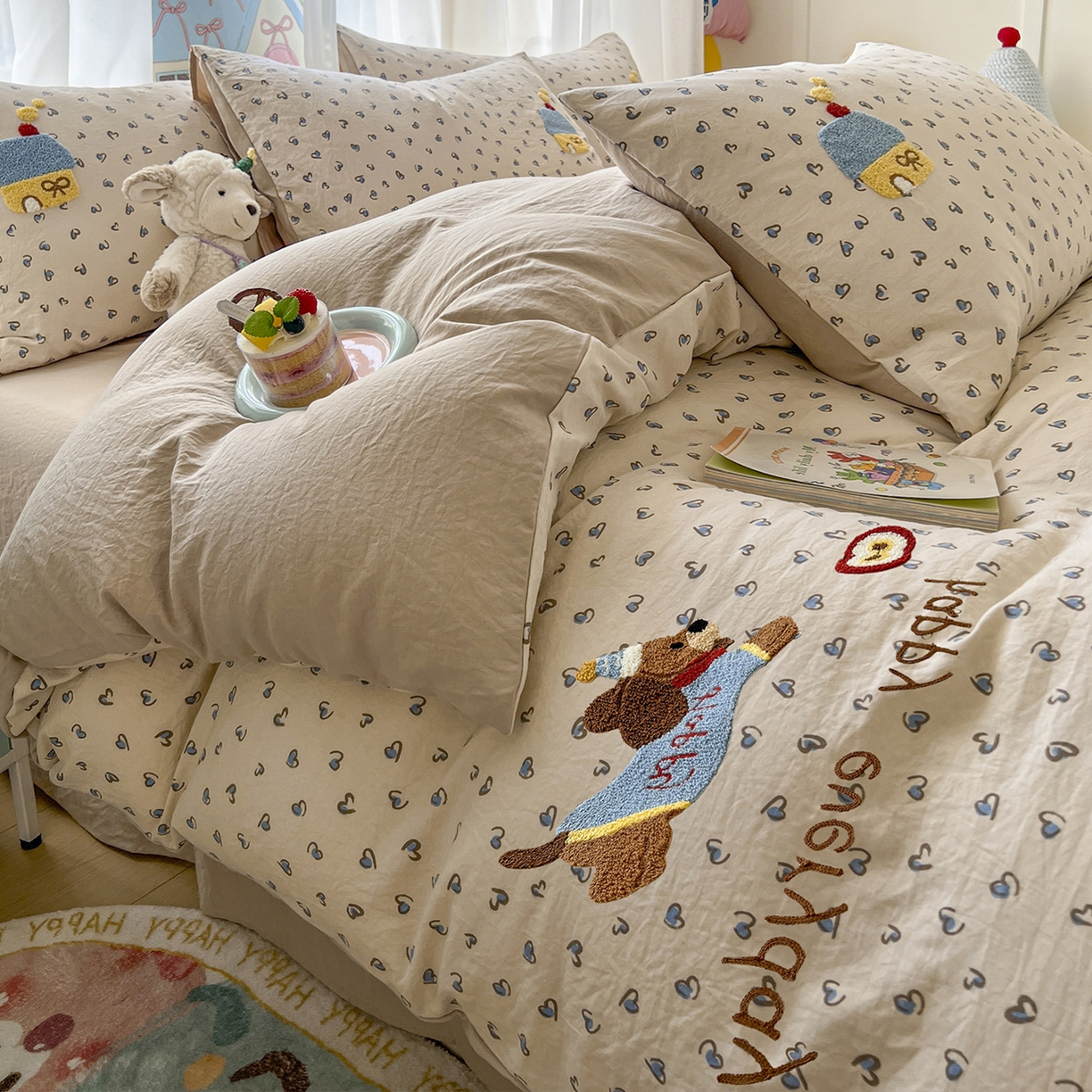 91家纺网 家纺一手货源 找家纺 奥汀洛家纺 2025新款斜纹云感棉毛巾绣四件套 欢乐腊肠狗