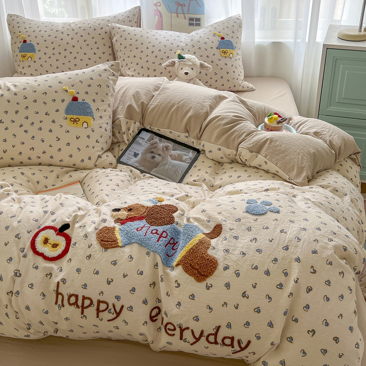 91家纺网 家纺一手货源 找家纺 奥汀洛家纺 2025新款斜纹云感棉毛巾绣四件套 欢乐腊肠狗