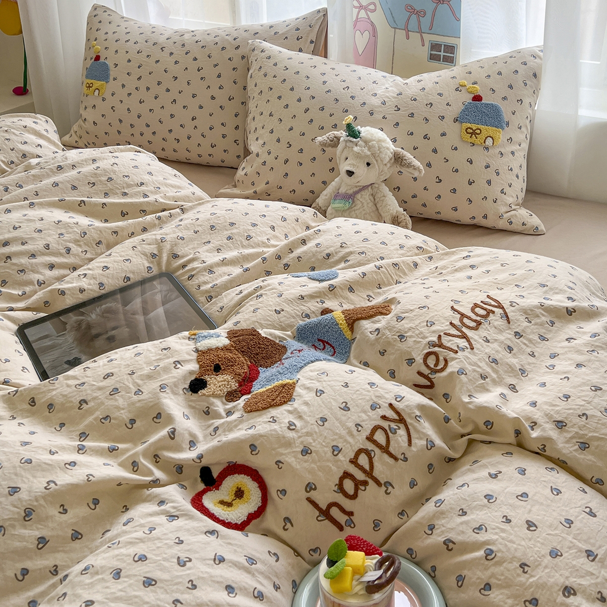 91家纺网 家纺一手货源 找家纺 奥汀洛家纺 2025新款斜纹云感棉毛巾绣四件套 欢乐腊肠狗