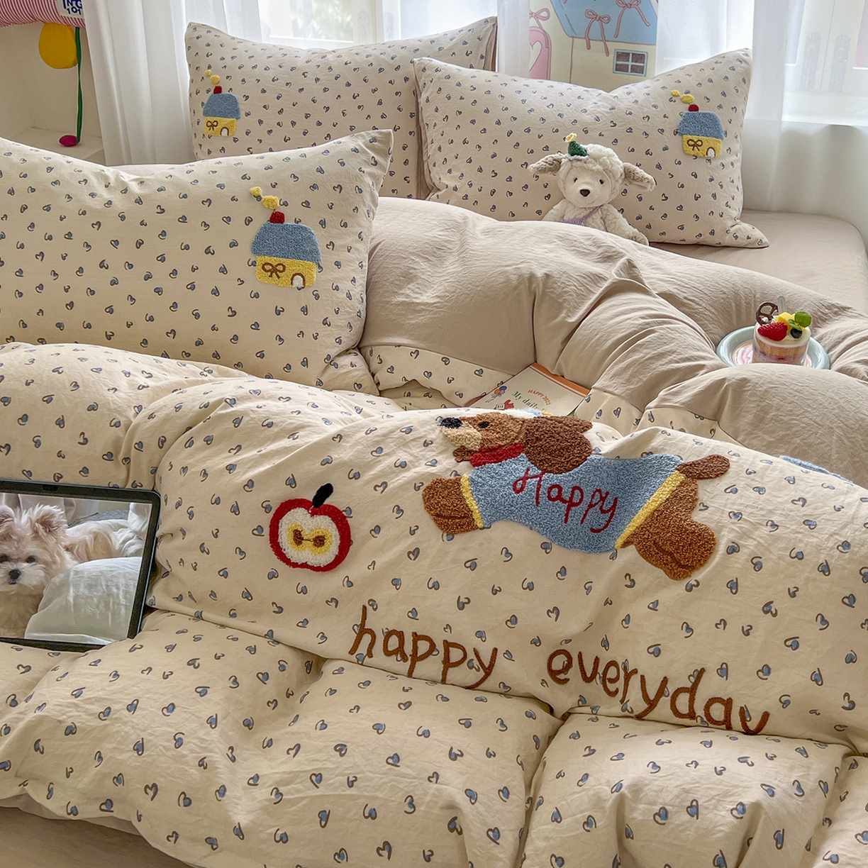 91家纺网 家纺一手货源 找家纺 奥汀洛家纺 2025新款斜纹云感棉毛巾绣四件套 欢乐腊肠狗