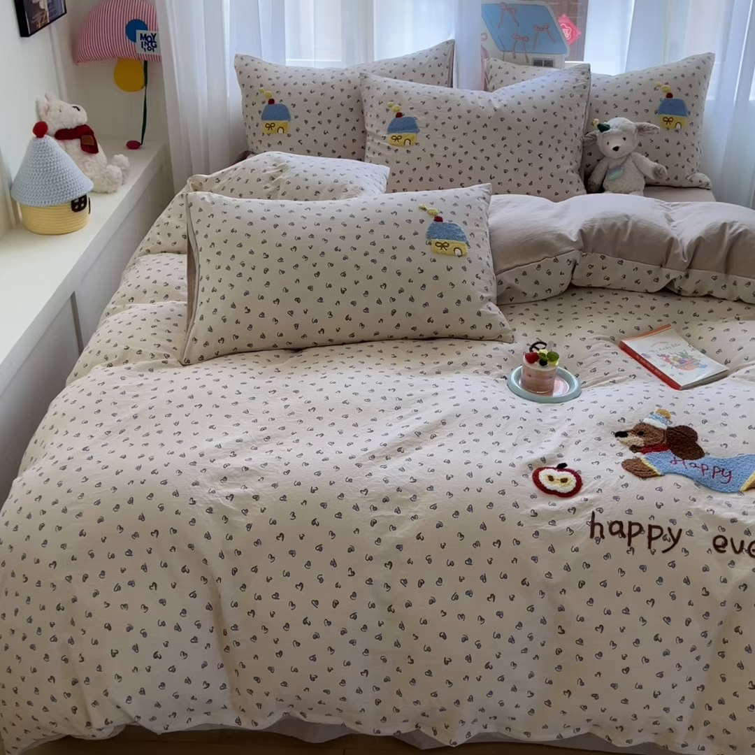 91家纺网 家纺一手货源 找家纺 奥汀洛家纺 2025新款斜纹云感棉毛巾绣四件套 欢乐腊肠狗