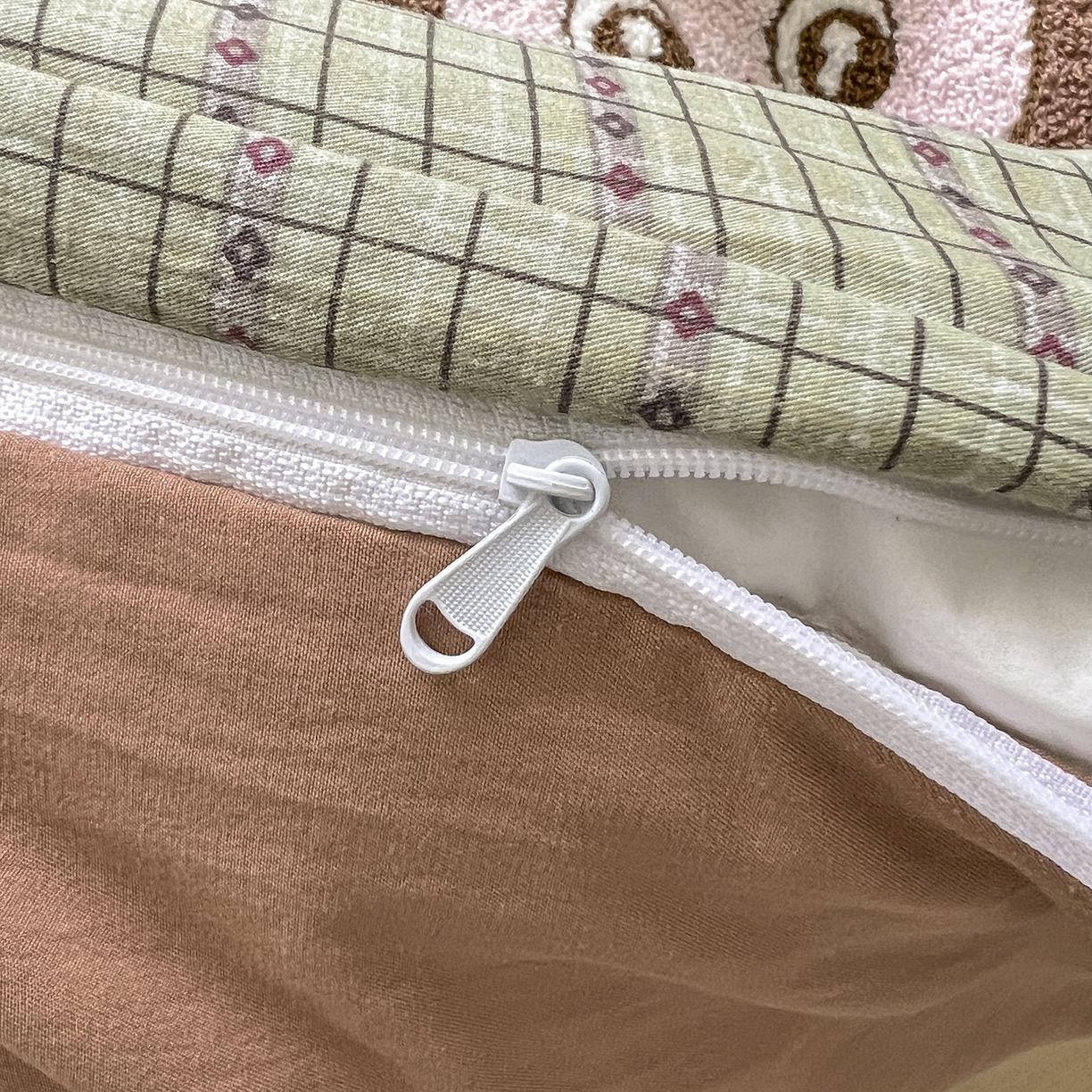 91家纺网 家纺一手货源 找家纺 奥汀洛家纺 2025新款斜纹云感棉毛巾绣四件套 樱桃拉布