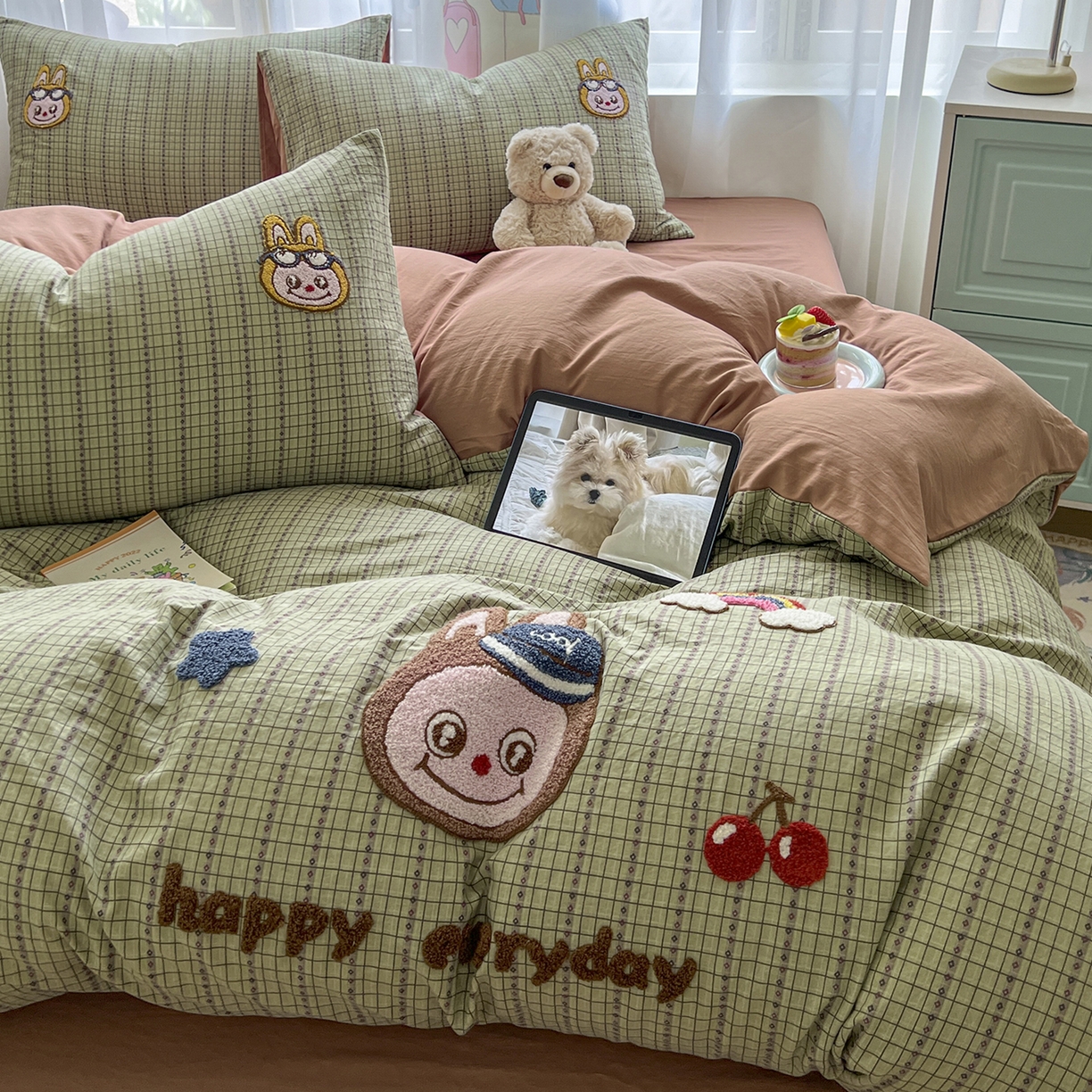 91家纺网 家纺一手货源 找家纺 奥汀洛家纺 2025新款斜纹云感棉毛巾绣四件套 樱桃拉布