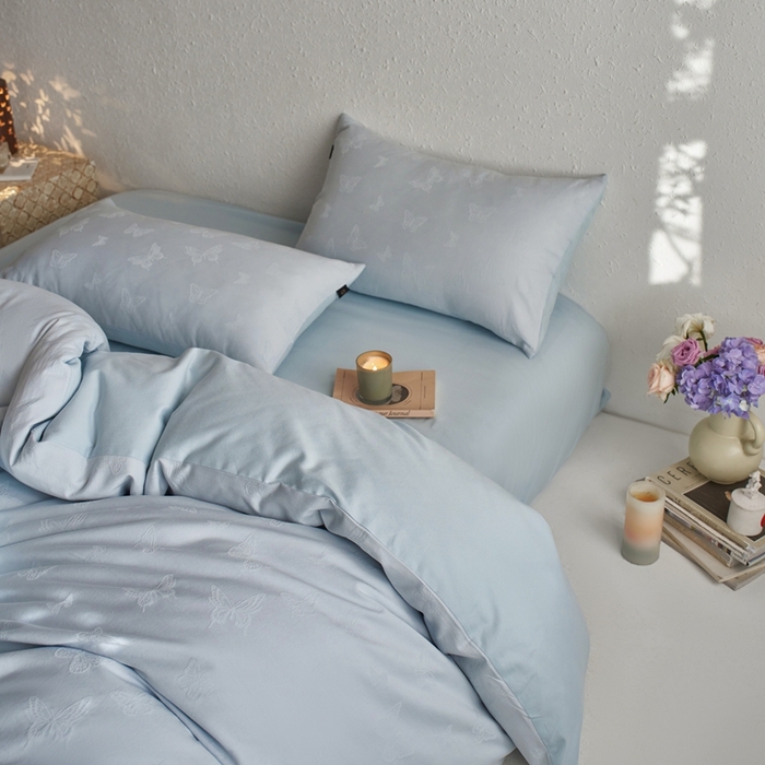 91家纺网 家纺一手货源 找家纺 禾时 2025新款60s轻奢提花磨毛四件套-简蝶 简蝶 -淡蓝