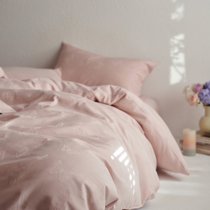 91家纺网 家纺一手货源 找家纺 禾时 2025新款60s轻奢提花磨毛四件套-简蝶 简蝶-淡粉