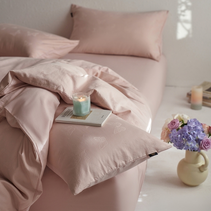 91家纺网 家纺一手货源 找家纺 禾时 2025新款60s轻奢提花磨毛四件套-简蝶 简蝶-淡粉