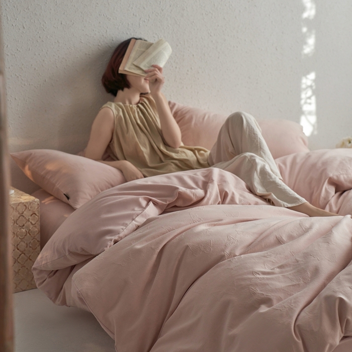 91家纺网 家纺一手货源 找家纺 禾时 2025新款60s轻奢提花磨毛四件套-简蝶 简蝶-淡粉