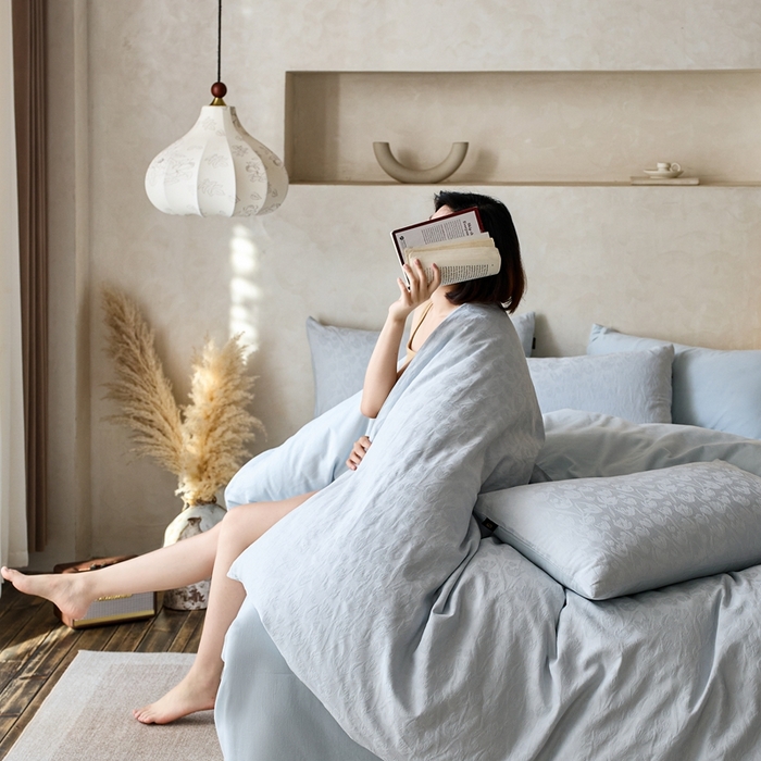 91家纺网 家纺一手货源 找家纺 禾时 2025新款60s轻奢提花磨毛四件套-郁见春色 郁见春色-淡蓝