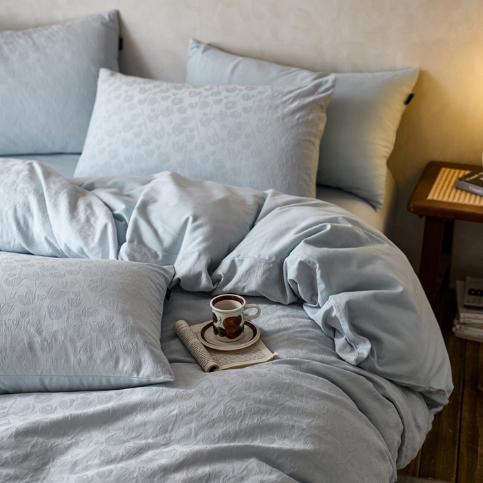 91家纺网 家纺一手货源 找家纺 禾时 2025新款60s轻奢提花磨毛四件套-郁见春色 郁见春色-淡蓝